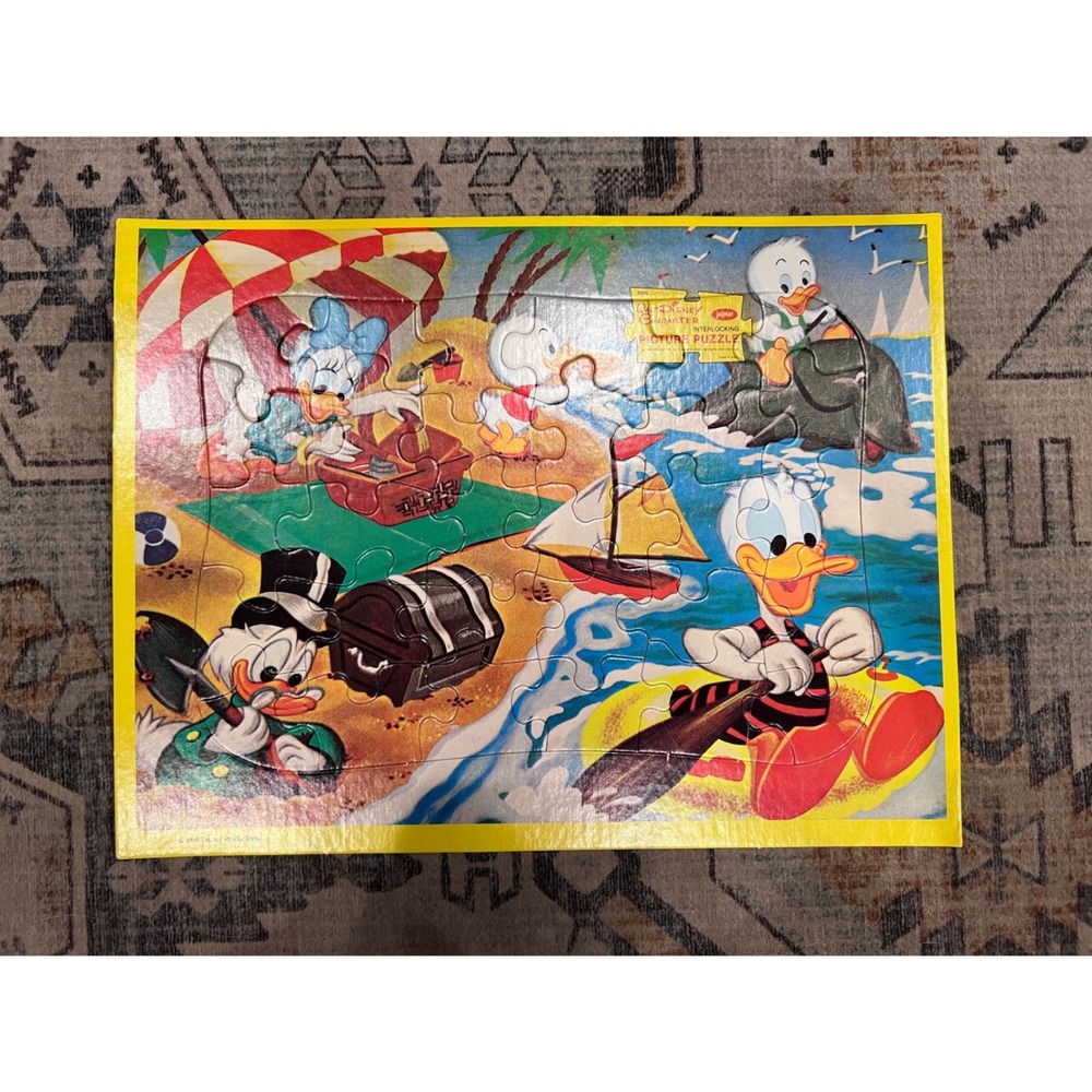 Vintage Jaymar Disney Interlocking Picture Puzzle Donald Duck & Family Beach Day